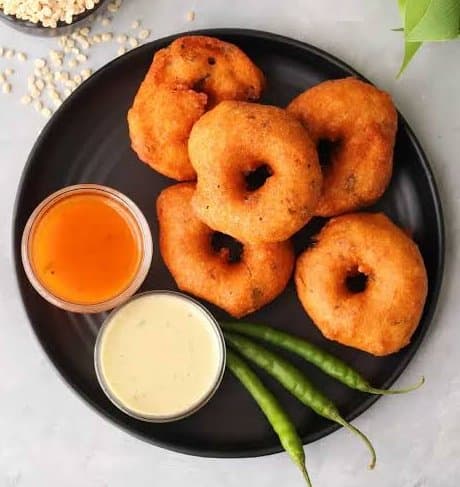 Fresh South Indian Ulundu Vada at MH Dosa Hut Gampaha